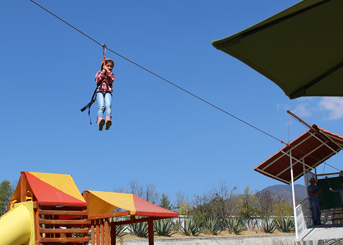 TirolesaSi te vas a dejar llevar, mejor que sea en una de nuestras tirolesas. Altura, velocidad, vértigo y mucha emoción te esperan. Para quienes les gusta ver el mundo desde la cima.