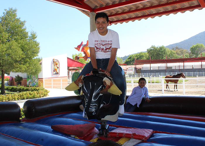 Toro mecánicoDomina al Toro mecánico como un Granjero experto. Compite con tus amigos para ver quién es el rey del toro. No te dejes engañar con su tamaño, ya que colea fuerte.