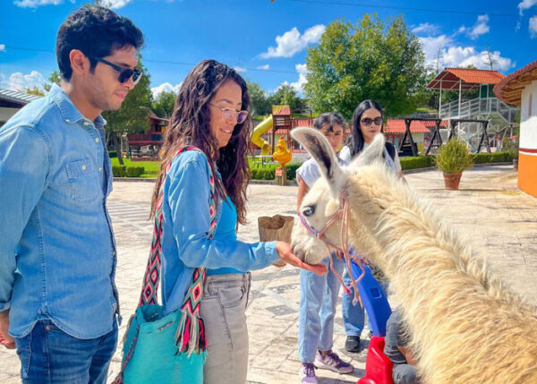 mujer alimentando una llama