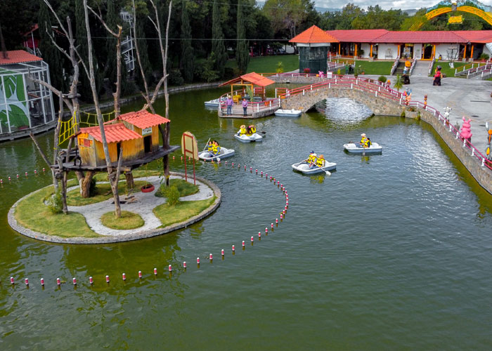 Lago LémurPara ir bajando la intensidad, disfruta de un paseo en lancha en nuestro Lago Lémur, para que los Lémures de cola anillada que viven en medio del Lago se diviertan viéndote cómo aprendes a manejar la lancha.