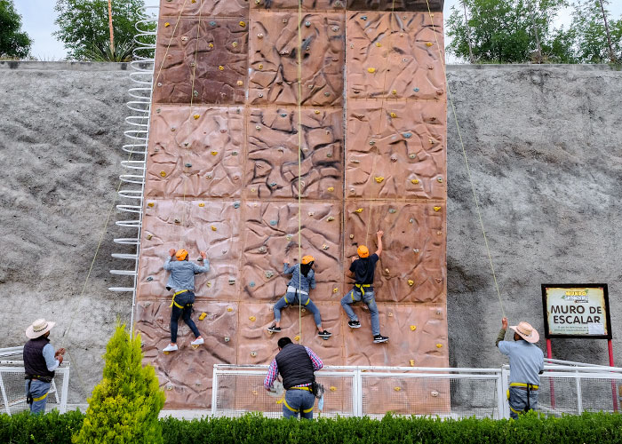 Muro de escalarPrueba tus habilidades de escalar, la fuerza de tus manos, brazos y piernas con nuestro muro. Tenemos tres niveles de dificultad para que compitas con tus amigos, y uno más amigable con los pequeñitos.