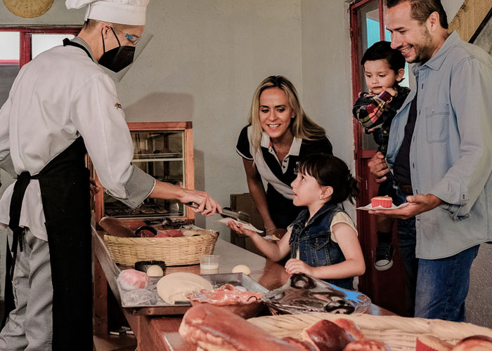 Taller de Pan artesanalPon manos a la obra y aprende a elaborar pan de la forma tradicional, con ese sabor inigualable que lo caracteriza. Descubre la combinación de materiales que dan vida a este delicioso manjar, directo de la tradición de nuestras abuelas, que queremos conservar y difundir este hermoso conocimiento tradicional.